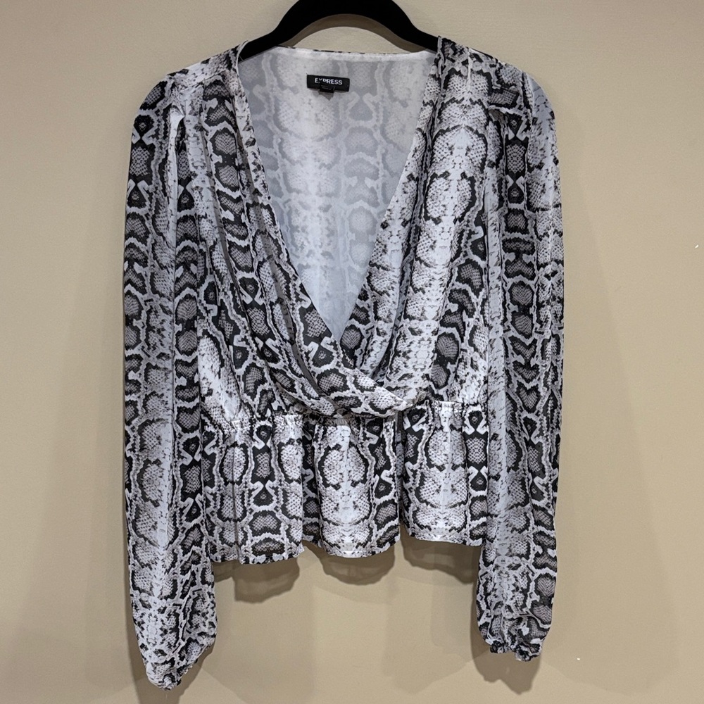 Express snake wrap top
